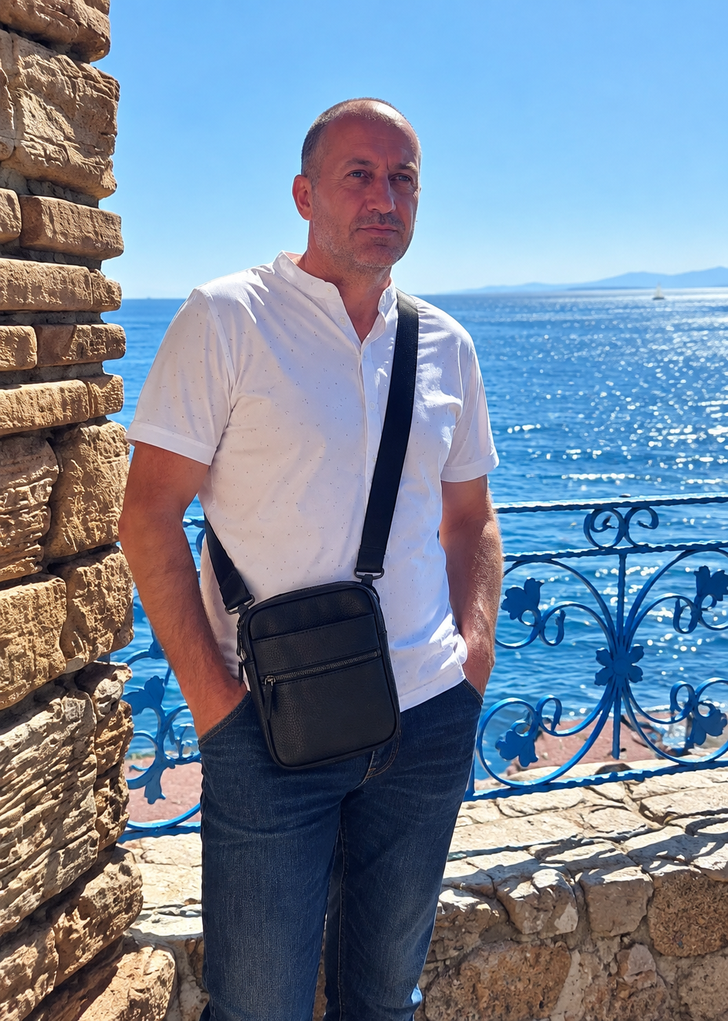 Малка мъжка черна чанта LUXURY от естествена кожа