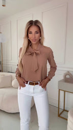 Елегантна дамска риза в модерен бежов нюанс mocha mousse, създадена за жени, които ценят стилната и изискана визия.